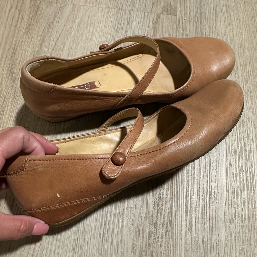 Ecco women’s Leather Mary Jane’s size 39 like a 8.5/9 US
Tan